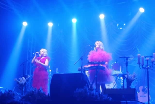 ‘Fabulously confused glory’ – Elvana delivers perfect unplugged gig at Marble Factory in Bristol